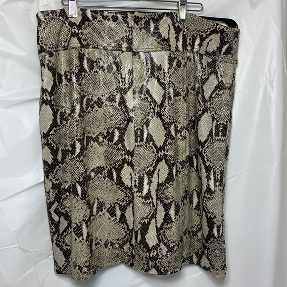 CHICO’S Faux Snake skin Brown and cream skirt zip closure Size 2 - Picture 3 of 4